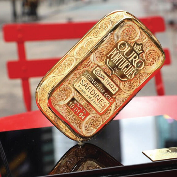 Portuguese Sardine em Times Square, Nova Iorque, exibe uma joia em Filigrana Portuguesa